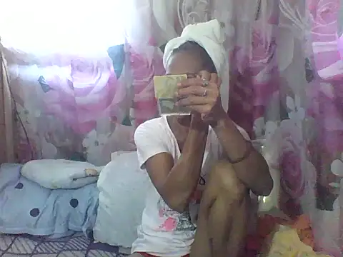 Snapshot of Petite_elise chatting on 04/24/26, 04:37 Petite elise online show from 04/24/26, 04:37