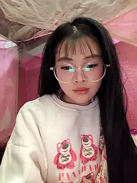 Snapshot of Quieny-x chatting on 12/14/25, 01:49 Quieny-x online show from 12/14/25, 01:49