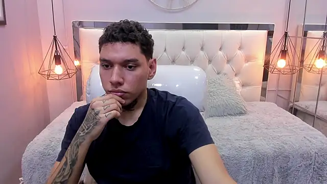 Snapshot of drake_miller7 chatting on 12/14/25, 03:56 drake miller7 online show from 12/14/25, 03:56