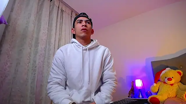 Snapshot of TOMBOYSEXX chatting on 12/18/25, 10:54 TOMBOYSEXX online show from 12/18/25, 10:54