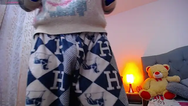 Snapshot of TOMBOYSEXX chatting on 12/21/25, 11:28 TOMBOYSEXX online show from 12/21/25, 11:28