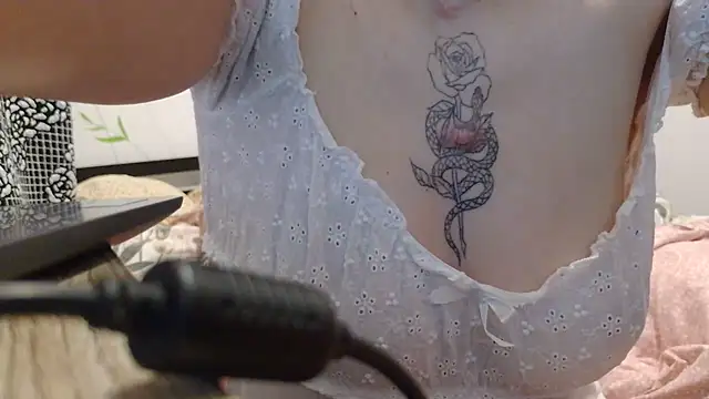 Snapshot of anngelle chatting on 04/18/26, 05:44 anngelle online show from 04/18/26, 05:44