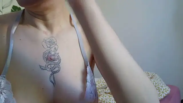 Snapshot of anngelle chatting on 04/23/26, 06:47 anngelle online show from 04/23/26, 06:47