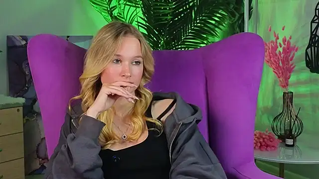 Snapshot of ElizFait chatting on 12/14/25, 11:04 ElizFait online show from 12/14/25, 11:04