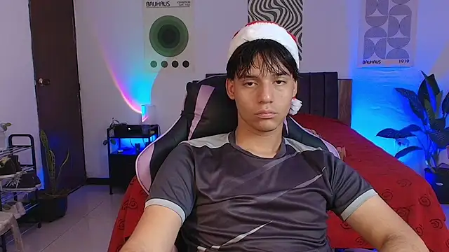 Snapshot of CrisotpherMoretti chatting on 12/16/25, 05:18 CrisotpherMoretti online show from 12/16/25, 05:18