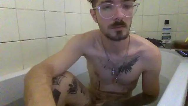 Snapshot of atreus69big chatting on 07/05/26, 01:40 atreus69big online show from 07/05/26, 01:40