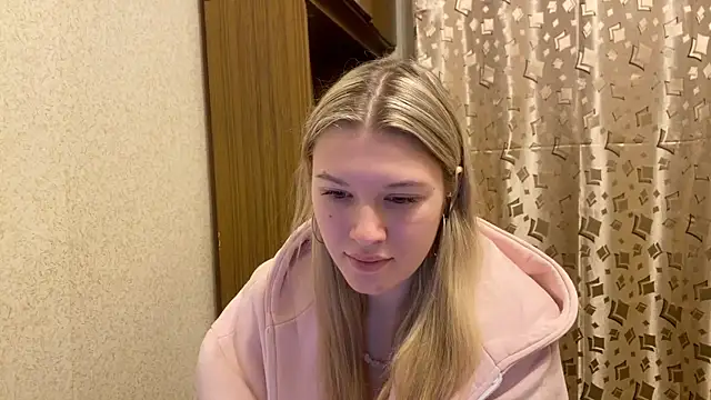 Snapshot of SkyeDavis chatting on 12/17/25, 07:20 SkyeDavis online show from 12/17/25, 07:20