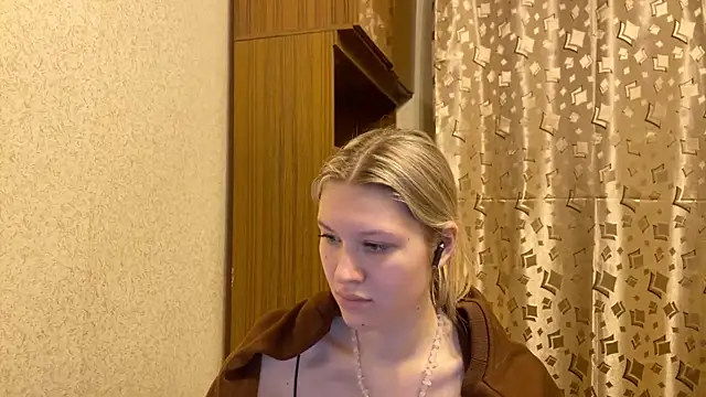 Snapshot of SkyeDavis chatting on 12/18/25, 07:09 SkyeDavis online show from 12/18/25, 07:09