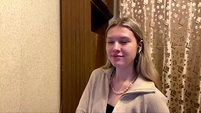 Snapshot of SkyeDavis chatting on 12/21/25, 07:10 SkyeDavis online show from 12/21/25, 07:10