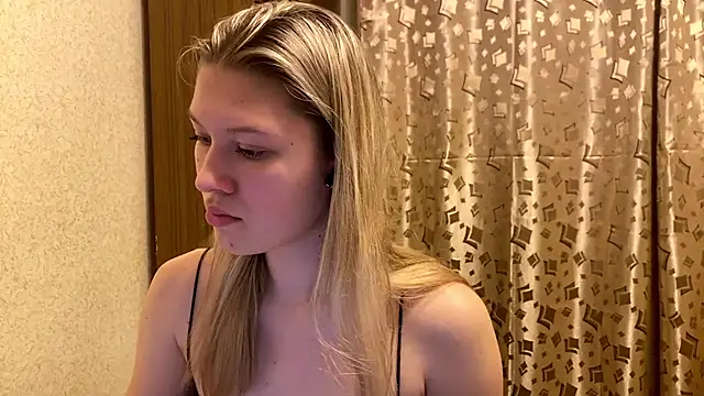 Snapshot of SkyeDavis chatting on 12/22/25, 07:00 SkyeDavis online show from 12/22/25, 07:00