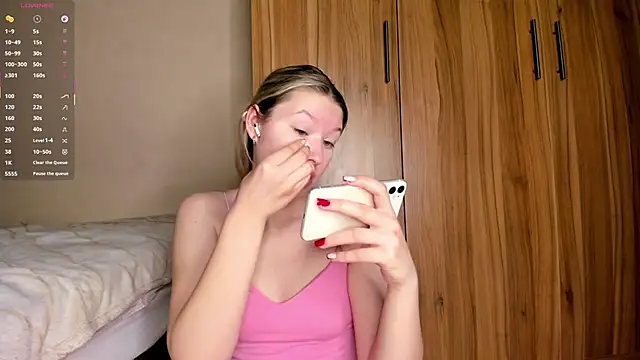 Snapshot of SkyeDavis chatting on 03/12/26, 01:17 SkyeDavis online show from 03/12/26, 01:17