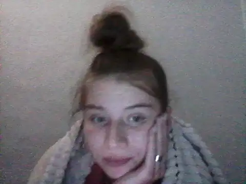 Snapshot of Karina-18 chatting on 12/14/25, 10:47 Karina-18 online show from 12/14/25, 10:47