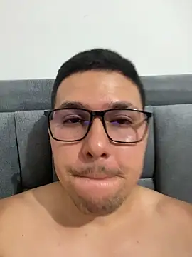 Snapshot of juanjr-1995- chatting on 12/15/25, 03:33 juanjr-1995- online show from 12/15/25, 03:33