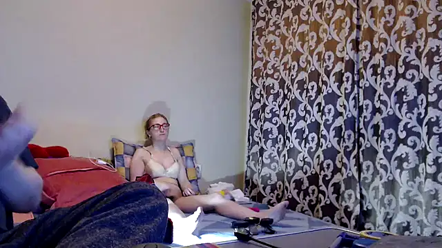 yunis32 online show from 02/13/25, 06:27