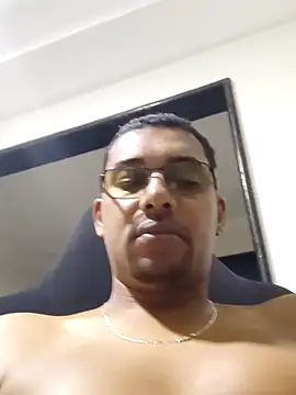 Snapshot of Reis001122 chatting on 06/21/26, 04:26 Reis001122 online show from 06/21/26, 04:26