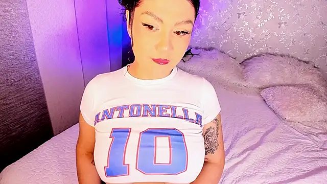 Snapshot of AntonellaFerrerr_1 chatting on 06/06/26, 02:27 AntonellaFerrerr 1 online show from 06/06/26, 02:27
