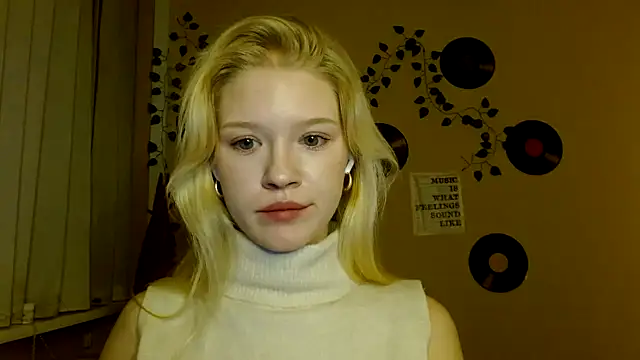 Snapshot of Aria__Moon chatting on 12/18/25, 02:45 Aria Moon online show from 12/18/25, 02:45