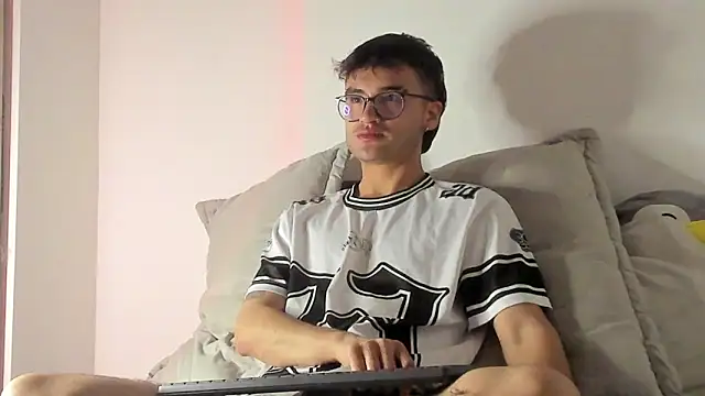 Snapshot of charlie_dicker chatting on 02/21/26, 04:57 charlie dicker online show from 02/21/26, 04:57