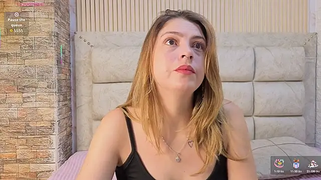 Snapshot of AngieLuxx_ chatting on 12/18/25, 12:44 AngieLuxx online show from 12/18/25, 12:44