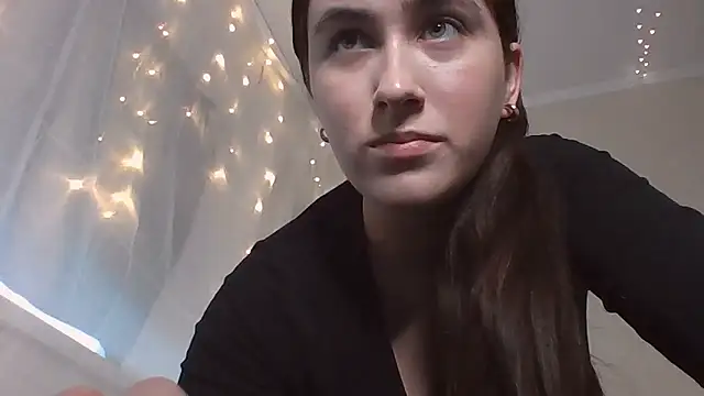 Snapshot of moonhigl chatting on 12/16/25, 12:21 moonhigl online show from 12/16/25, 12:21