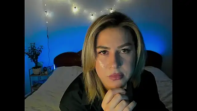 Snapshot of Roxi_Joy chatting on 01/18/26, 05:28 Roxi Joy online show from 01/18/26, 05:28