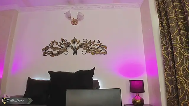 Snapshot of Bella_roxee chatting on 12/18/25, 02:45 Bella roxee online show from 12/18/25, 02:45