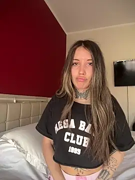 Snapshot of saphirafox chatting on 03/24/26, 01:49 saphirafox online show from 03/24/26, 01:49