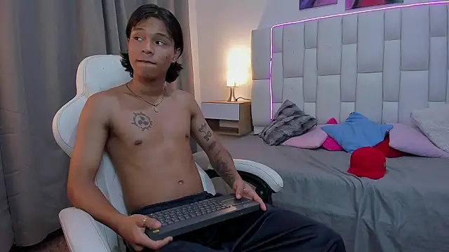 Snapshot of AndyKings_1 chatting on 03/18/26, 03:20 AndyKings 1 online show from 03/18/26, 03:20