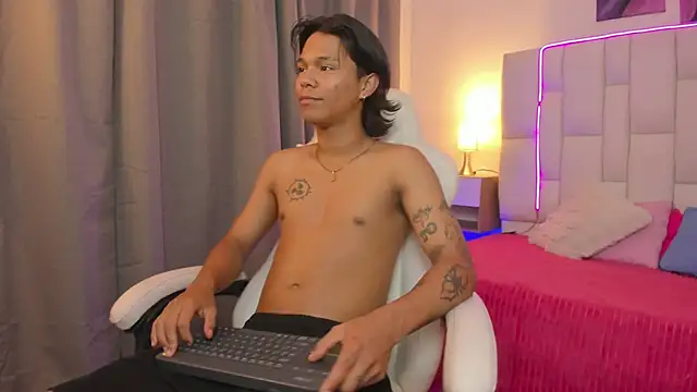 Snapshot of AndyKings_1 chatting on 03/23/26, 03:21 AndyKings 1 online show from 03/23/26, 03:21