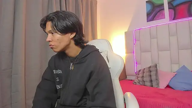 Snapshot of AndyKings_1 chatting on 03/24/26, 04:06 AndyKings 1 online show from 03/24/26, 04:06