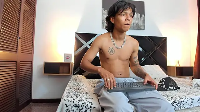 Snapshot of AndyKings_1 chatting on 04/07/26, 03:18 AndyKings 1 online show from 04/07/26, 03:18