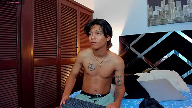 Snapshot of AndyKings_1 chatting on 04/08/26, 03:28 AndyKings 1 online show from 04/08/26, 03:28