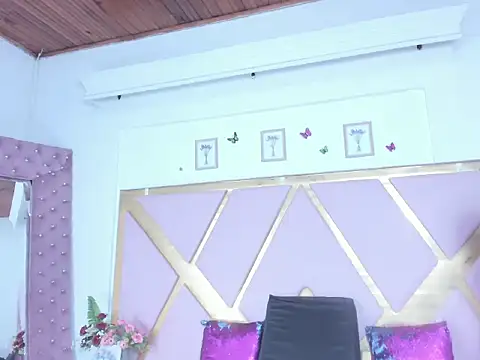 Snapshot of ShantallFoxxie chatting on 12/21/25, 12:45 ShantallFoxxie online show from 12/21/25, 12:45