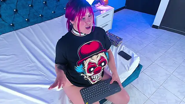 Snapshot of Issa_Clark01 chatting on 03/24/26, 10:42 Issa Clark01 online show from 03/24/26, 10:42