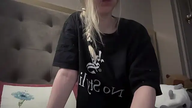 Snapshot of blondinkaa chatting on 06/08/26, 03:51 blondinkaa online show from 06/08/26, 03:51