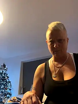 Snapshot of Bendoverbetty3 chatting on 12/21/25, 09:55 Bendoverbetty3 online show from 12/21/25, 09:55