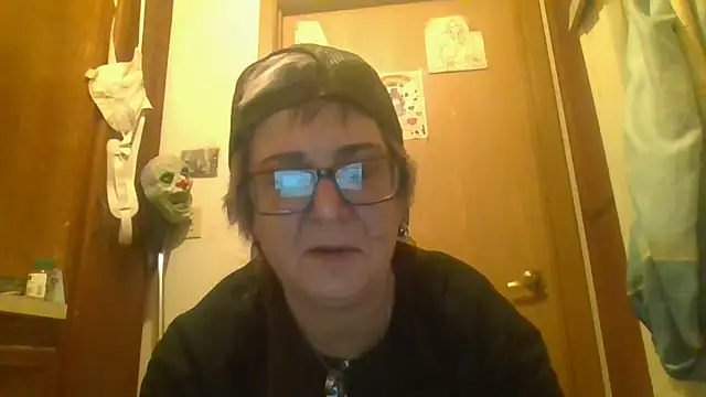 Snapshot of becky1111 chatting on 04/12/26, 01:43 becky1111 online show from 04/12/26, 01:43