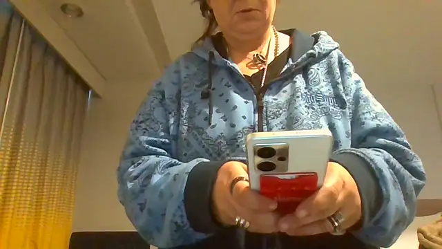 Snapshot of becky1111 chatting on 04/17/26, 01:36 becky1111 online show from 04/17/26, 01:36