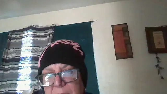 Snapshot of becky1111 chatting on 04/22/26, 01:34 becky1111 online show from 04/22/26, 01:34