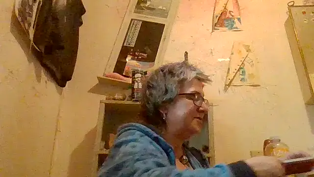 Snapshot of becky1111 chatting on 04/23/26, 12:29 becky1111 online show from 04/23/26, 12:29