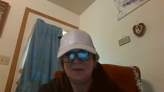 Snapshot of becky1111 chatting on 04/24/26, 02:41 becky1111 online show from 04/24/26, 02:41