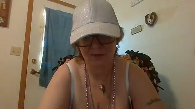 Snapshot of becky1111 chatting on 05/06/26, 02:55 becky1111 online show from 05/06/26, 02:55