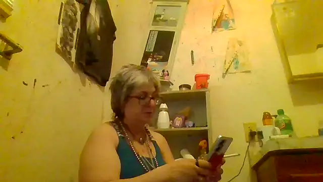 Snapshot of becky1111 chatting on 05/11/26, 04:04 becky1111 online show from 05/11/26, 04:04