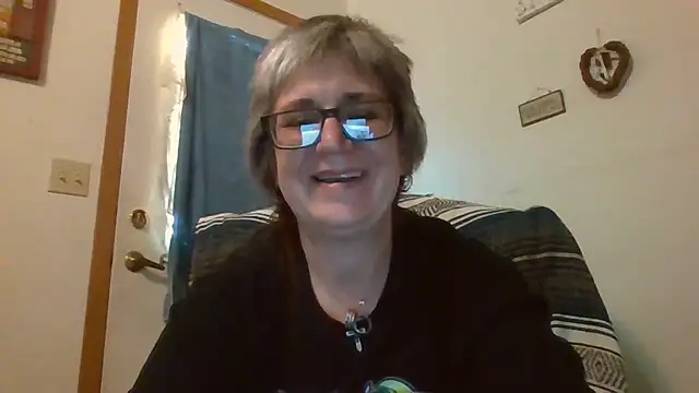 Snapshot of becky1111 chatting on 05/16/26, 12:18 becky1111 online show from 05/16/26, 12:18