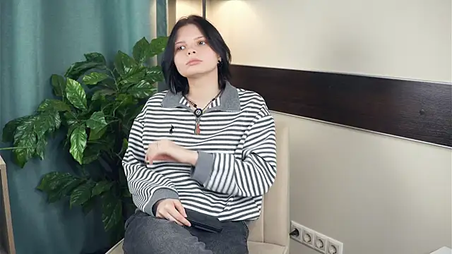 Snapshot of LurleneRanft chatting on 12/18/25, 08:42 LurleneRanft online show from 12/18/25, 08:42