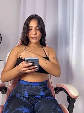 Laurapocah online show from 12/18/25, 07:42