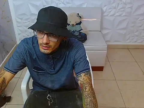 Snapshot of Boy_tatto77 chatting on 03/20/26, 01:05 Boy tatto77 online show from 03/20/26, 01:05