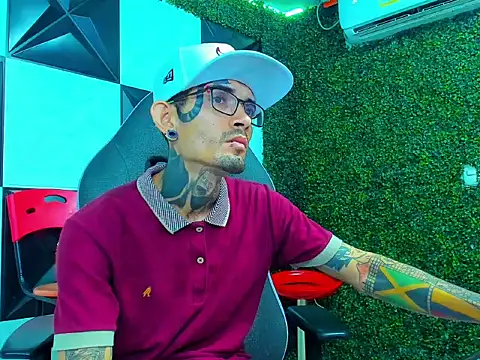 Snapshot of Boy_tatto77 chatting on 04/04/26, 12:31 Boy tatto77 online show from 04/04/26, 12:31