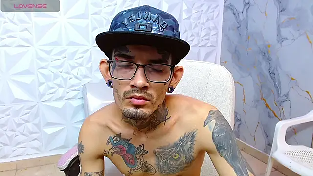 Snapshot of Boy_tatto77 chatting on 04/05/26, 02:36 Boy tatto77 online show from 04/05/26, 02:36