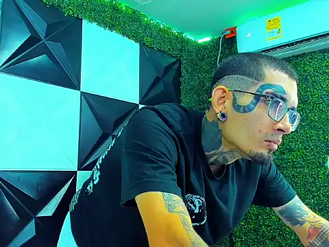 Snapshot of Boy_tatto77 chatting on 04/15/26, 09:48 Boy tatto77 online show from 04/15/26, 09:48